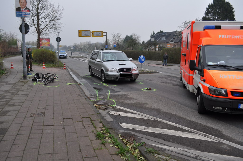 VU Radfahrer PKW Koeln Heimersdorf Volkhovenerweg P05.JPG